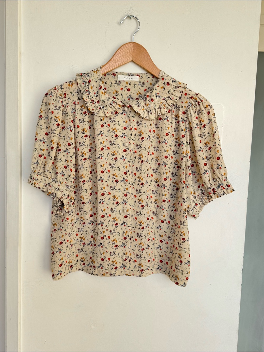 Doen Cream Floral Ruffle Collar Blouse